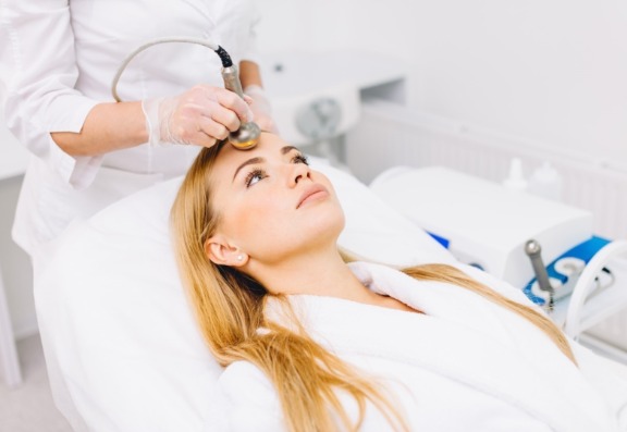 What are the benefits of a non-surgical facelift
