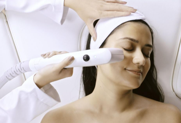 Skin-Lifting Without Surgery? The Celebrity Treatment Powering 2025’s 'Snatched' Look
