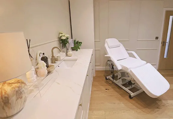 Dr Caroline Warden Skin & Aesthetic Clinic Left Banner